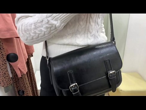 ❤️ Фитинг бөлмөсүндө жаш канчык FeralBerryди дилдо менен коомдук мастурбациялоо ❤️ Силиктөө видео боюнча бизде ☑