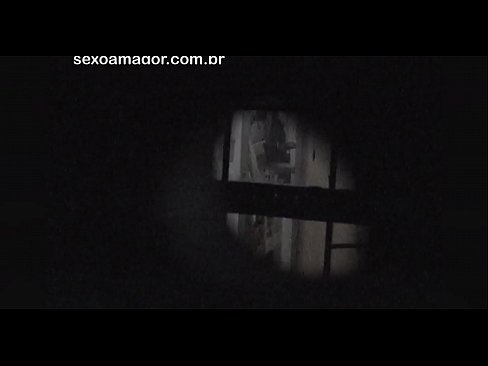 ❤️ Блондини ичкери кирпичтин артына катылган кошуналык войер жашыруун түрдө видеого тартып алат ❤️ Силиктөө видео боюнча бизде ☑